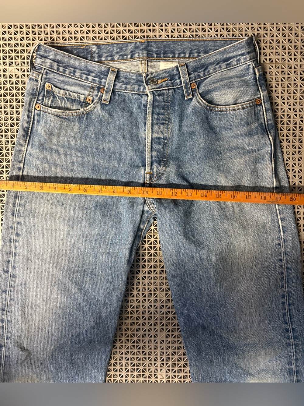 Vintage Levi's 501 Medium Wash Button-Fly Blue Jeans - Y2K - Picture 11 of 15